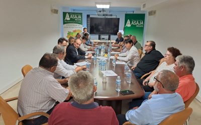 ASAJA Alicante recibe al conseller de Agricultura para trasladar las necesidades urgentes del campo alicantino